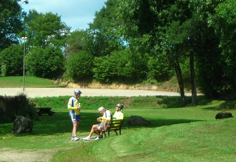 2011-06-16 20 Glomel - Petit peloton pour le casse-croute.JPG